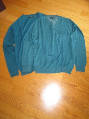 New without tags Men's Simons V-neck & Crew Neck Sweaters size Small